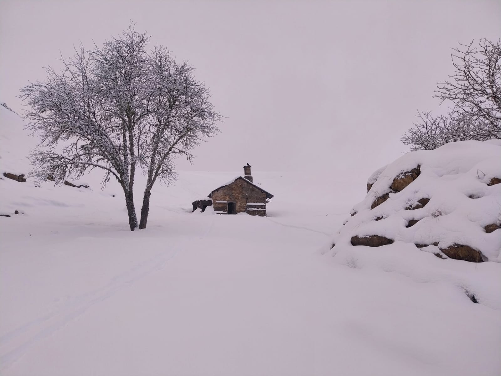 Notre belle cabane en pierre tout confort